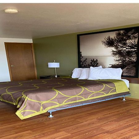 Super 8 By Wyndham Wells Hotel Екстериор снимка