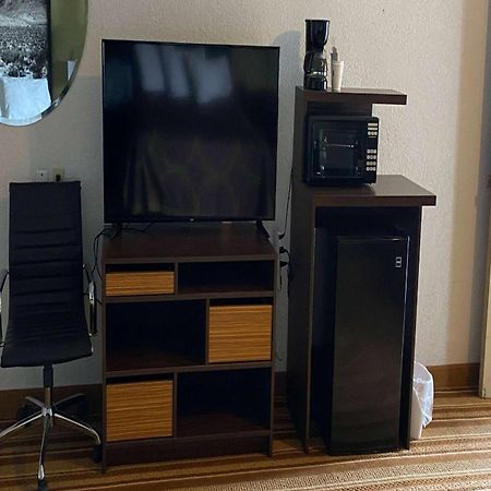 Super 8 By Wyndham Wells Hotel Екстериор снимка