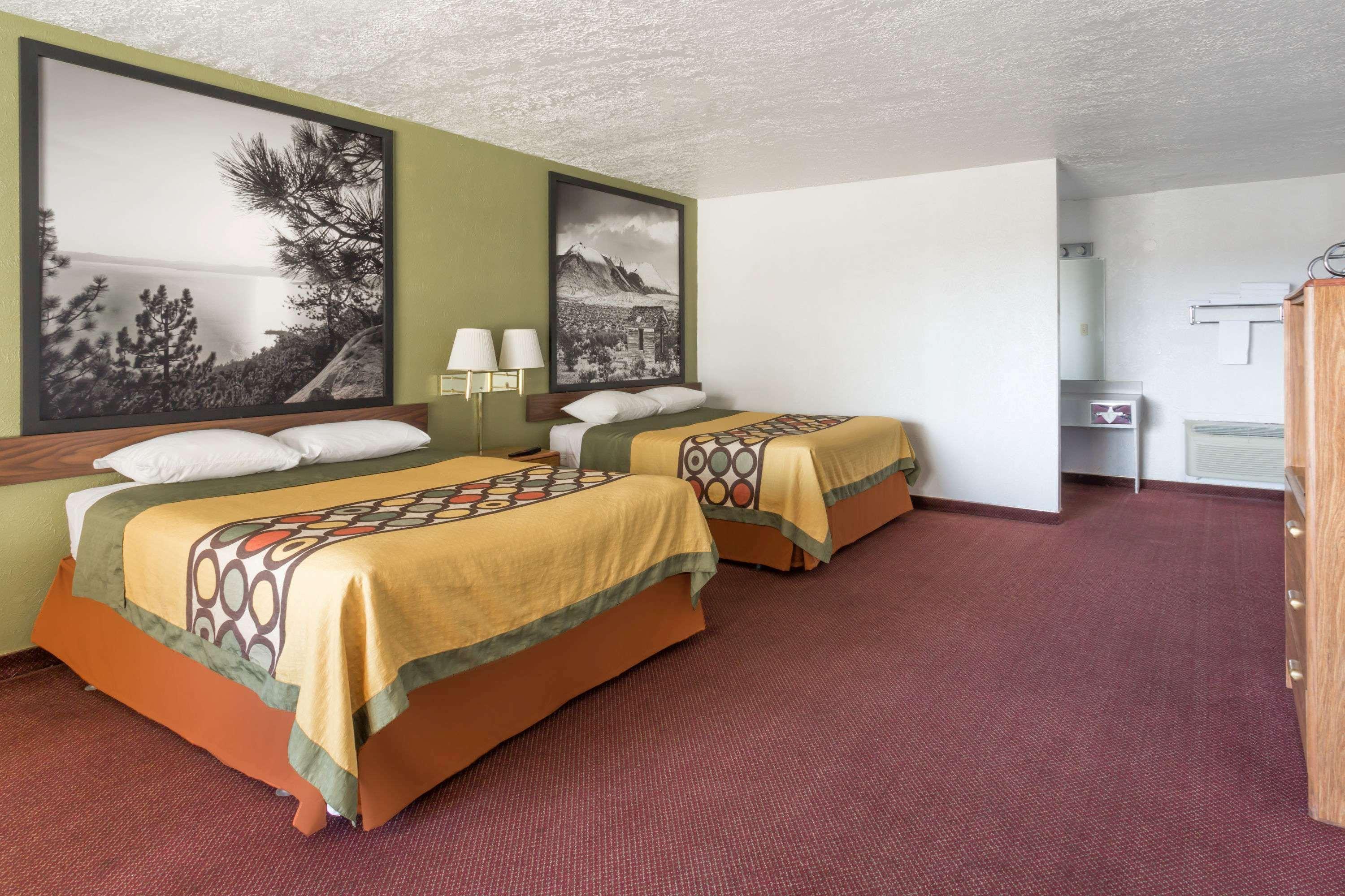 Super 8 By Wyndham Wells Hotel Екстериор снимка