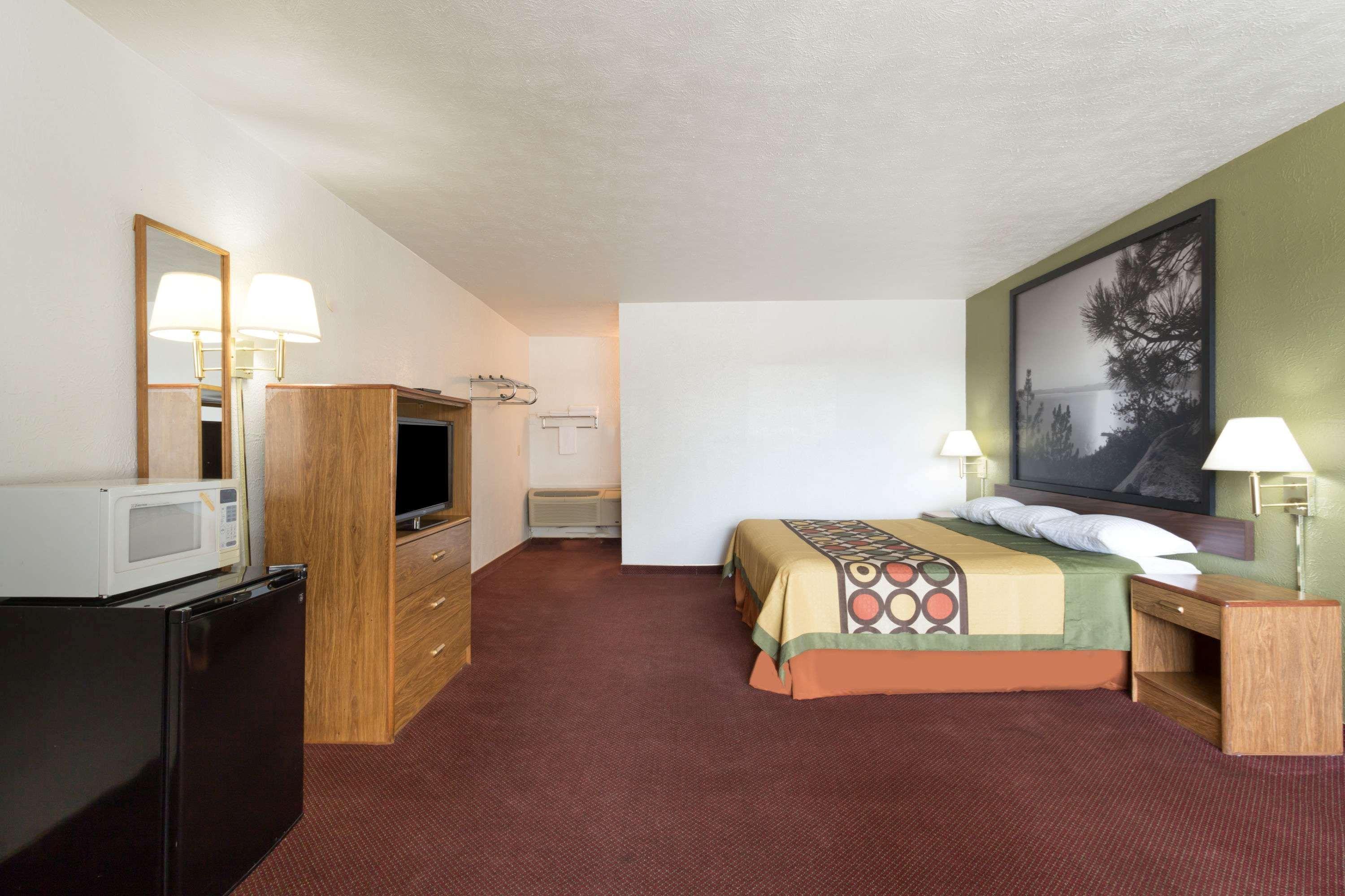 Super 8 By Wyndham Wells Hotel Екстериор снимка