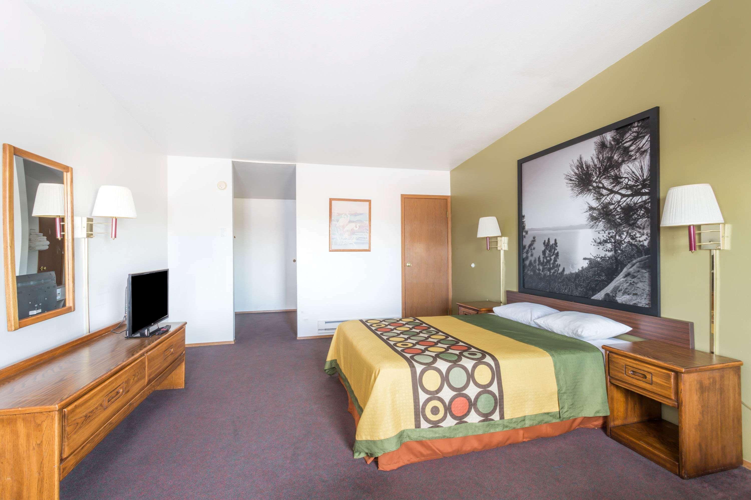 Super 8 By Wyndham Wells Hotel Екстериор снимка