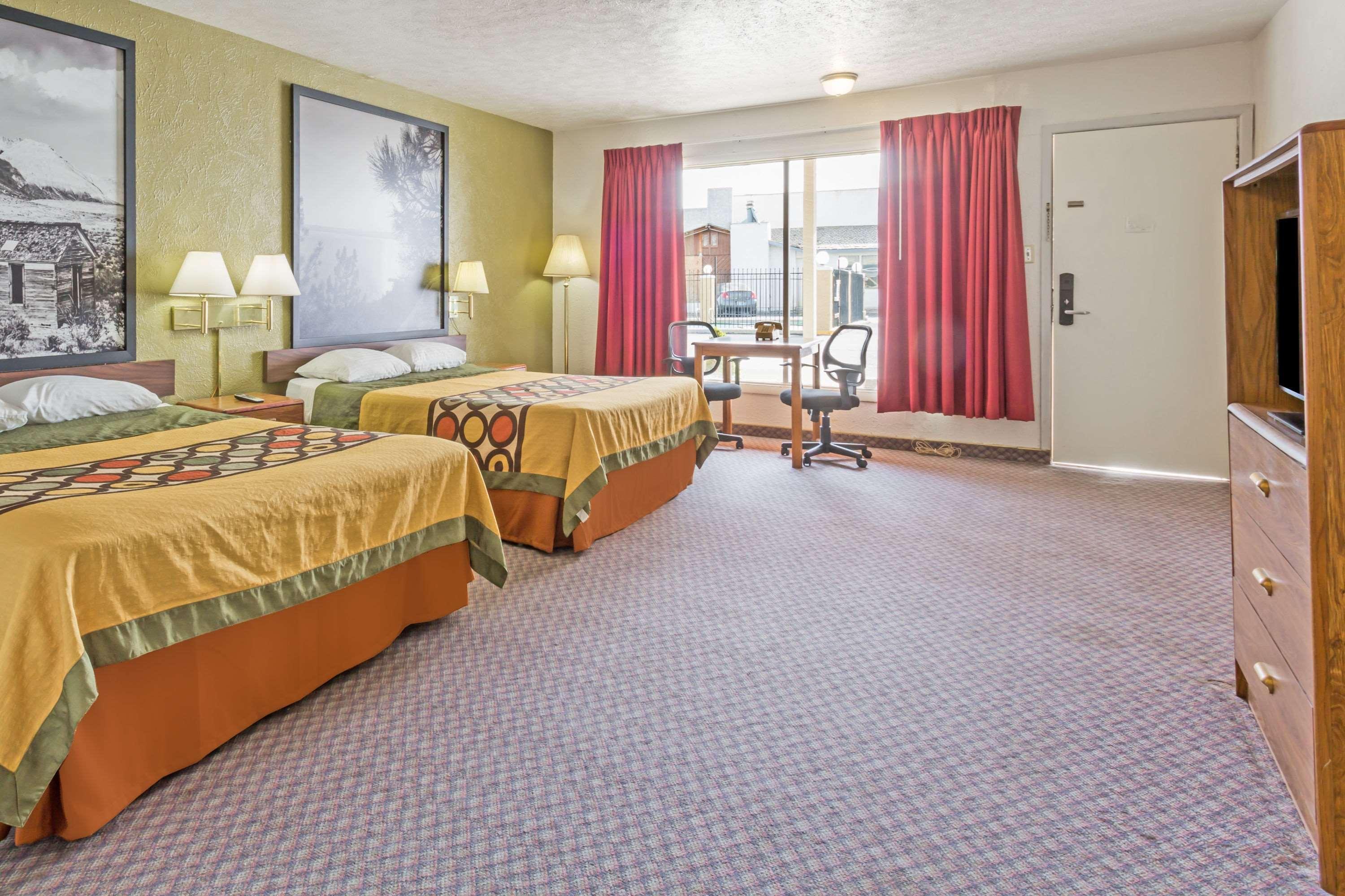 Super 8 By Wyndham Wells Hotel Екстериор снимка
