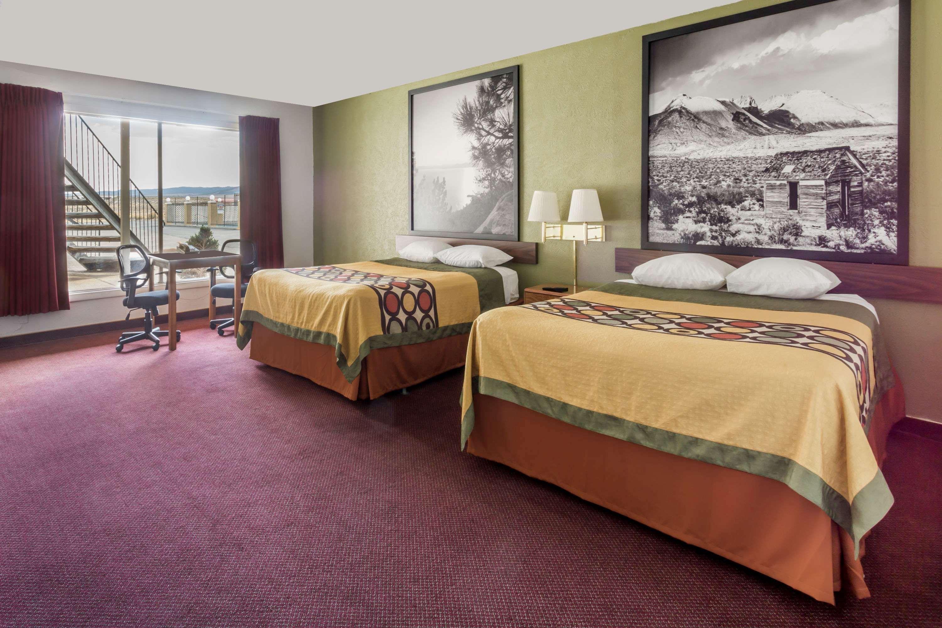 Super 8 By Wyndham Wells Hotel Екстериор снимка