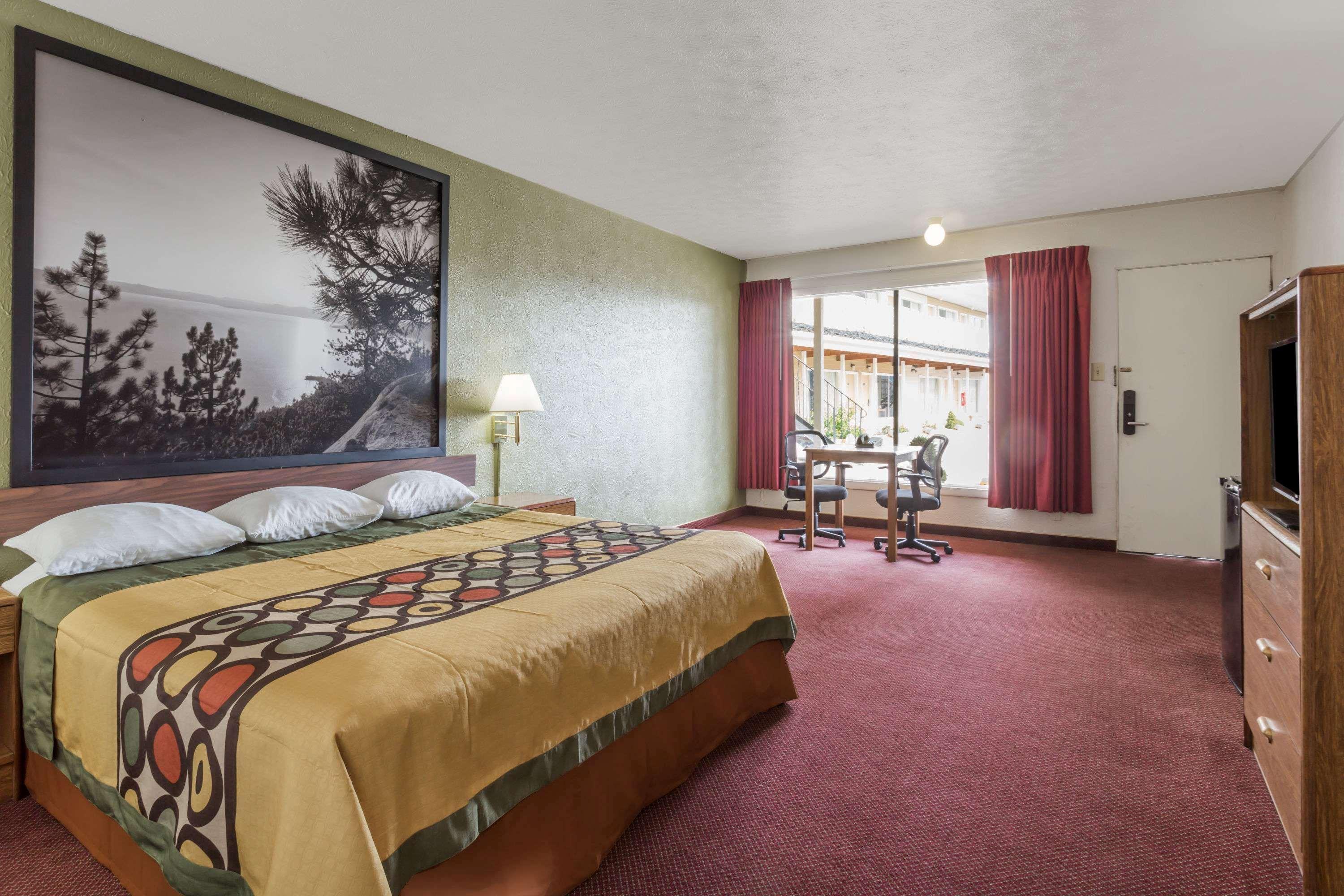 Super 8 By Wyndham Wells Hotel Екстериор снимка