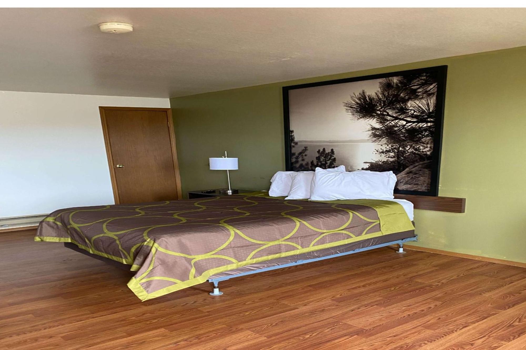 Super 8 By Wyndham Wells Hotel Екстериор снимка