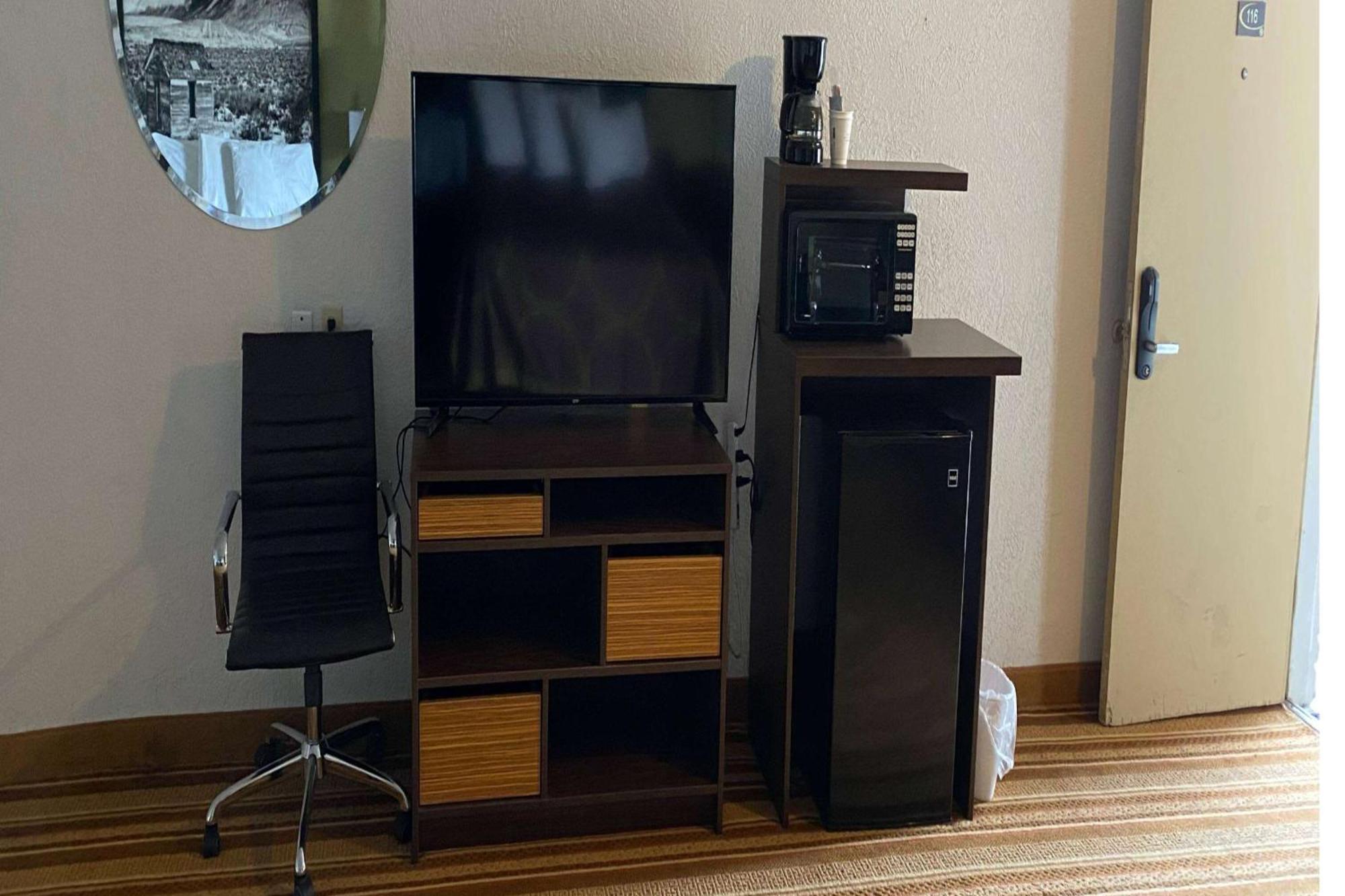 Super 8 By Wyndham Wells Hotel Екстериор снимка
