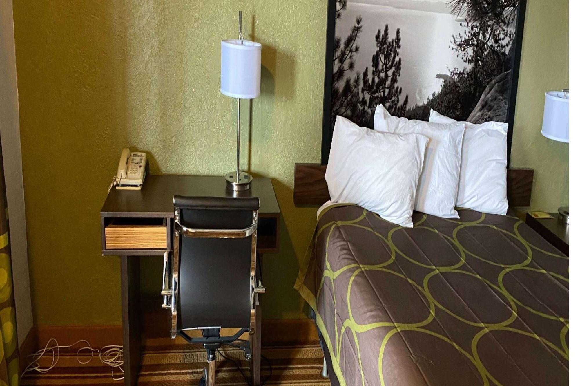 Super 8 By Wyndham Wells Hotel Екстериор снимка