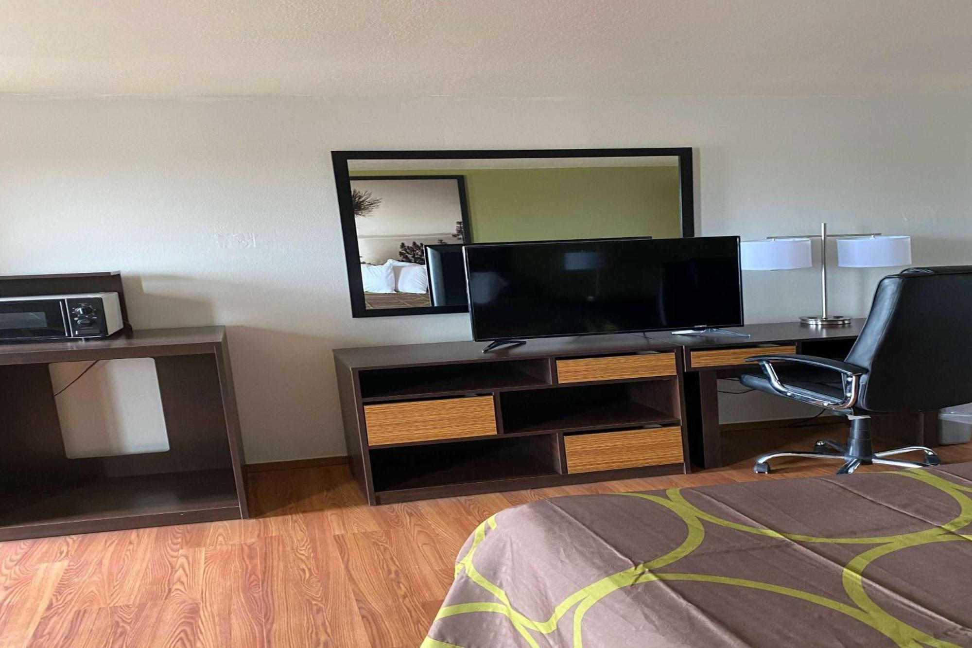 Super 8 By Wyndham Wells Hotel Екстериор снимка