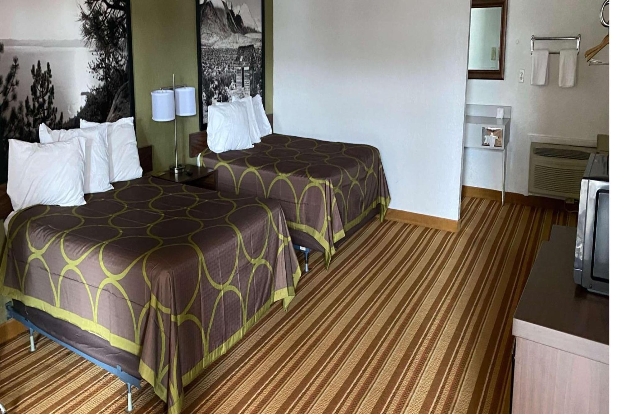 Super 8 By Wyndham Wells Hotel Екстериор снимка