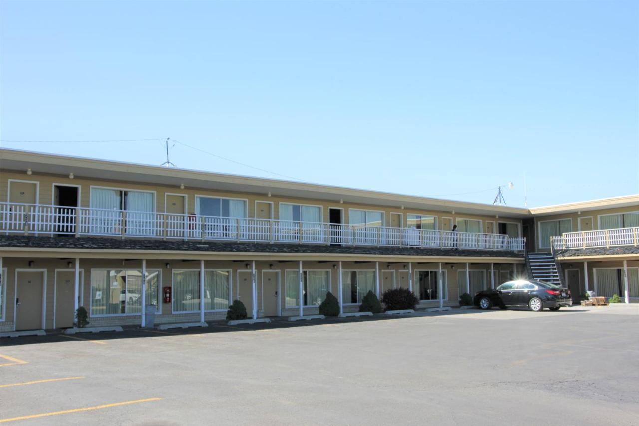 Super 8 By Wyndham Wells Hotel Екстериор снимка
