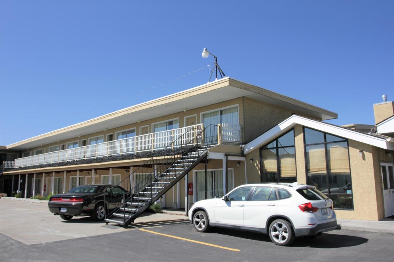 Super 8 By Wyndham Wells Hotel Екстериор снимка