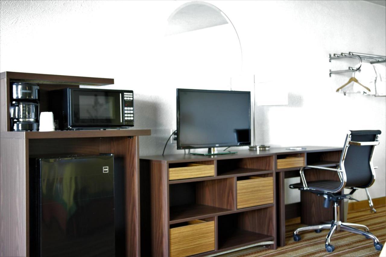Super 8 By Wyndham Wells Hotel Екстериор снимка
